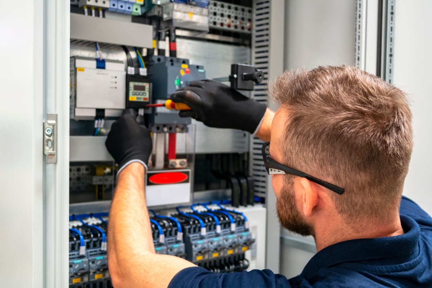 Wie Notfall Elektriker in der Nähe Gefahren verhindern können