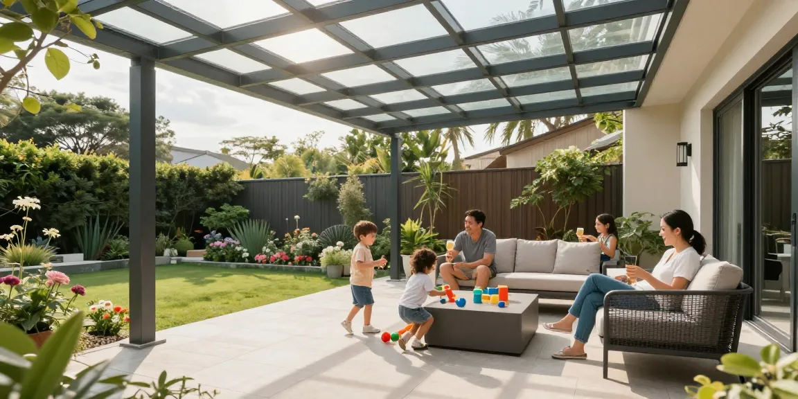 Moderne Terrassenüberdachung mit Glasdach, Familie genießt sonnigen Tag im Garten.