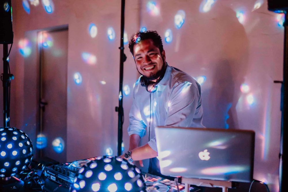 Dancefloor Delights: Den besten Hochzeits-DJ engagieren